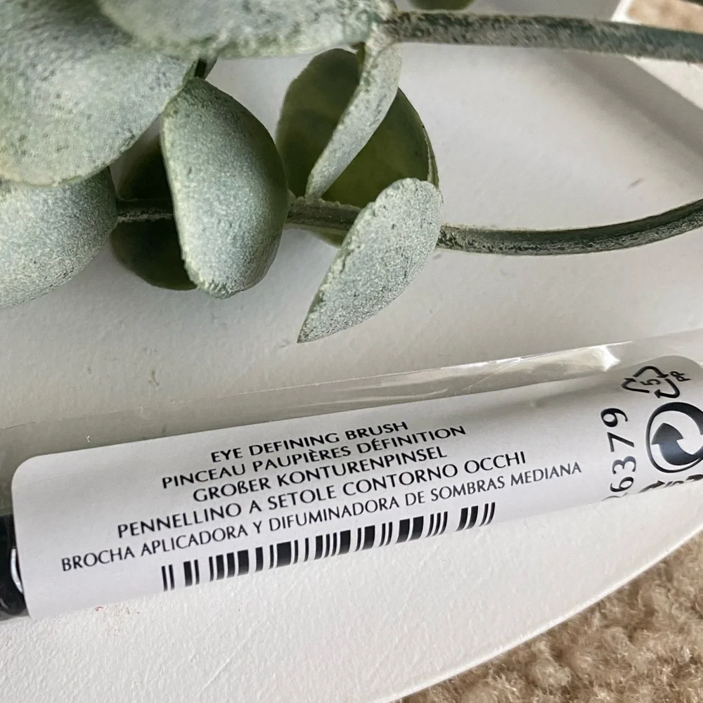 Bare Escentuals eye defining brush eyeshadow makeup